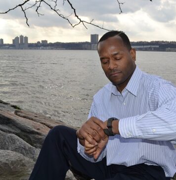 Czy uchwała o zatwierdzeniu sprawozdania finansowego musi być podpisana elektronicznie?